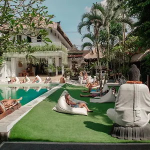Puri Garden & Albergue